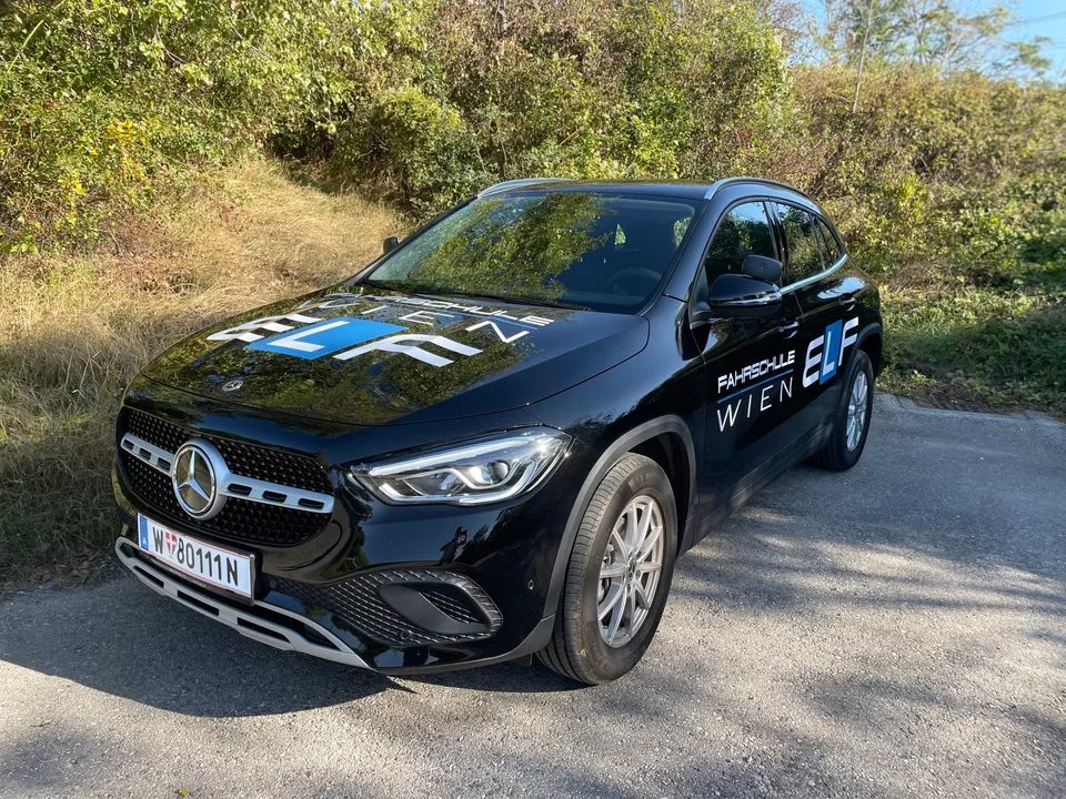 Schwarzer Mercedes GLA der Fahrschule Wien Elf